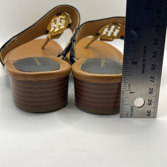 Tommy Hilfiger Women’s Black Thong Sandals Size 8.5 - Gold Logo Accent - Picture 5 of 8